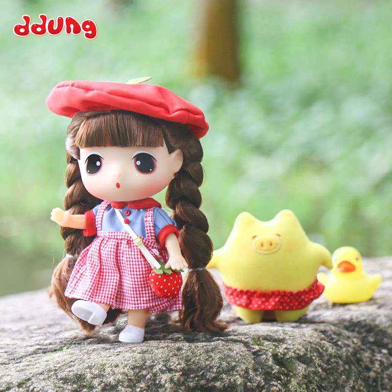 Muñeca original Ddung Doll fresa articulada Newplay - detalle ojos kawaii